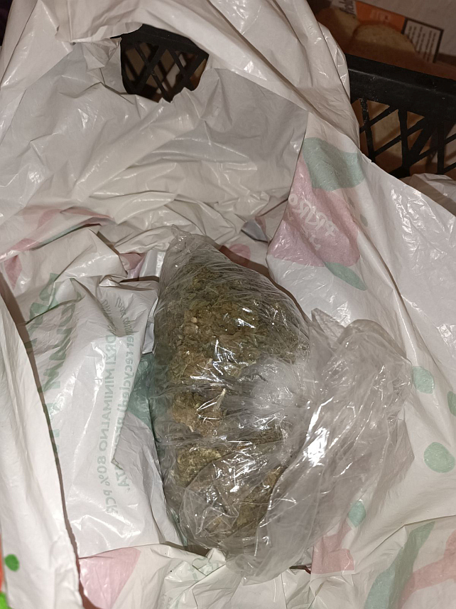 БАЊАЛУКА, 12. ФЕБРУАРА /СРНА/ - Држављанин Хрватске чији су иницијали Д.С. ухапшен је у полицијској акцији "Блок" у Бањалуци са око 1,1 килограм марихуане. Полиција је, осим марихуане, пронашла и дигиталну вагу, мобилни телефон, као и друге предмете који се могу довести у везу са извршењем кривичног дјела.