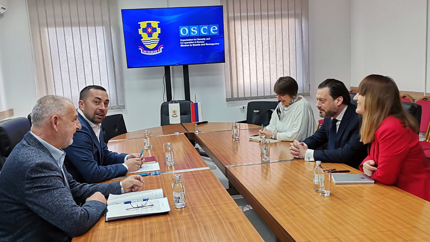 ДОБОЈ, 12. ФЕБРУАРА /СРНА/ - Градоначелник Добоја Борис Јеринић састао се данас са новим шефом Теренске канцеларије ОЕБС-а у Бањалуци Кристофом Фортијеом Гиом. Састанку је присуствовао и предсједник Скупштине града Добој Зоран Благојевић.