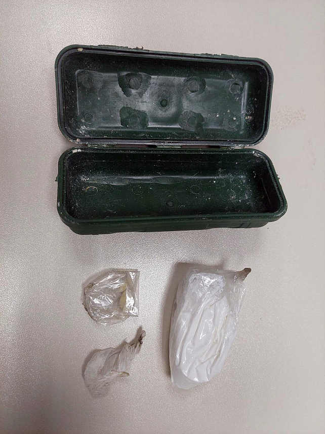 МРКОЊИЋ ГРАД, 12. ФЕБРУАРА /СРНА/ - Полиција у Језеру ухапсила је возача из Бугојна чији су иницијали Е.М. јер је код њега пронађена дрога, а тестирањем утврђено да је возио дрогиран.