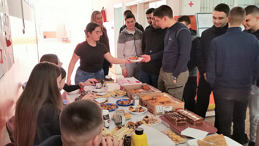 ДОБОЈ, 12. ФЕБРУАРА /СРНА/ - Савјет ученика Техничке школе у Добоју реализовао је данас хуманитарну акцију продаје слаткиша за помоћ лијечењу Бојане Савић /23/, којој је потребно 20.000 евра за лијечење у Бјелорусији гдје јој је заказана трансплантација бубрега.