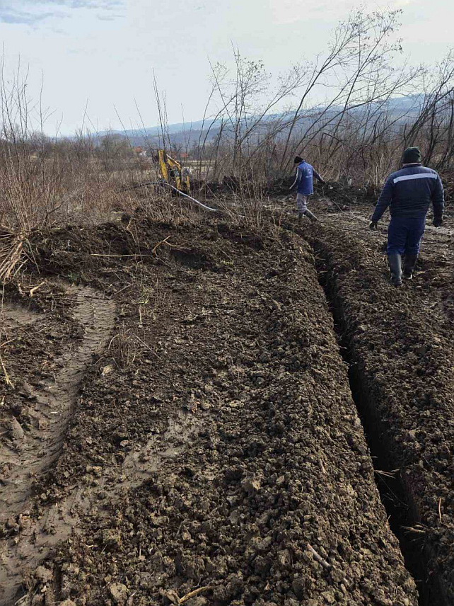 УГЉЕВИК, 12. ФЕБРУАРА /СРНА/ - Радници Рудника и термоелектране /РиТЕ/ "Угљевик" започели су изградњу новог водоводног система за насеља Фалчићи и Јаблани, као и измјештање постојеће инфраструктурне и санитарне мреже из зоне планиране експлоатације.
