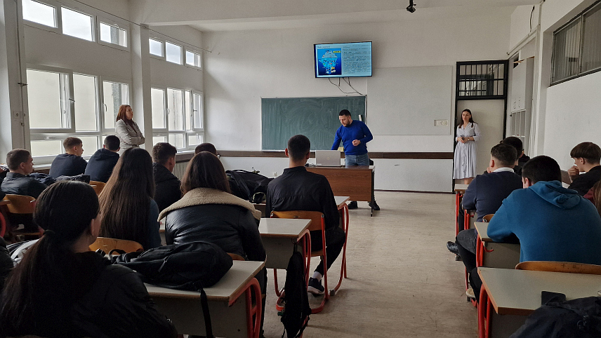 ПРИЈЕДОР, 12. ФЕБРУАРА /СРНА/ - Припадници Полицијске управе Приједор одржали су данас за ученике Машинске школе Приједор предавање током којег су ђаци упознати да свако кориштење друштвених мрежа и интернета може имати штетне посљедице.