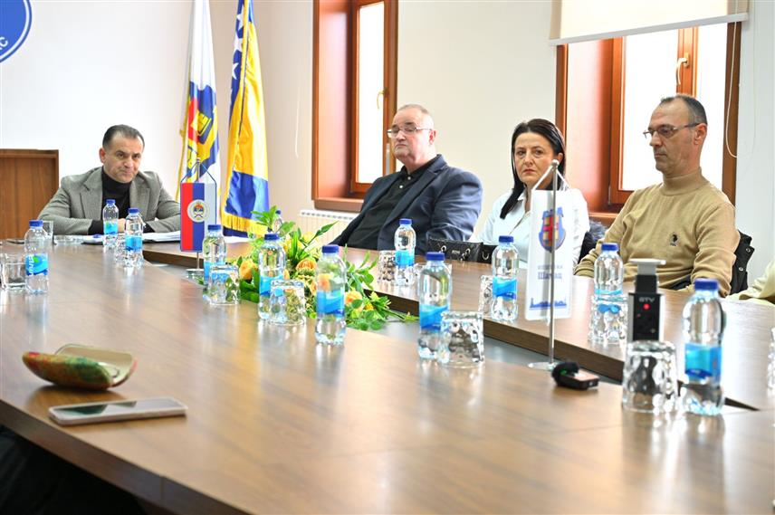 ШАМАЦ, 12. ФЕБРУАРА /СРНА/ - Директор дома здравља Шамац Лепа Tривић на састанку са начелником општине Ђорђем Милићевићем. Састанку који је сазван на иницијативу Милићевића, присуствовали су и предсједник Скупштине Симо Варадиновић и руководство Дома здравља.