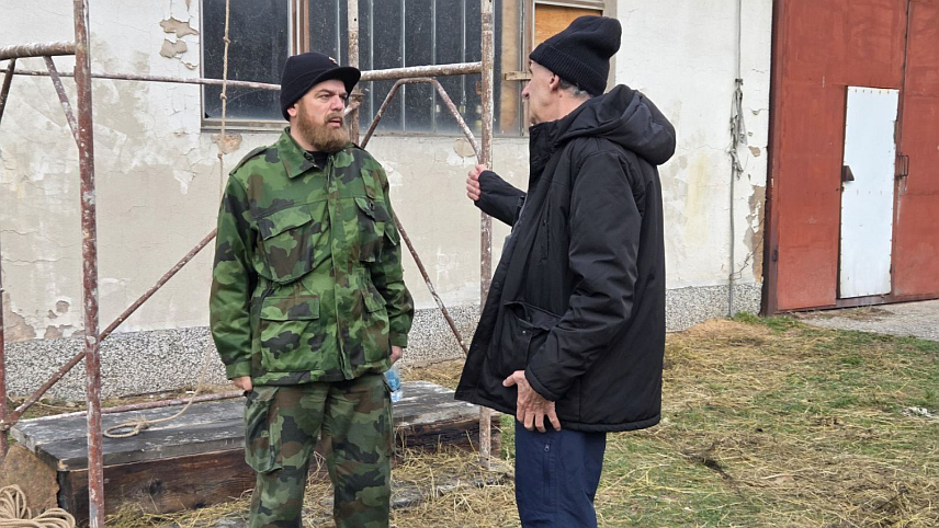 ИСТОЧНА ИЛИЏА, 12. ФЕБРУАРА /СРНА/ – Једна од кључних сцена филма "Линија", изношење крста и звона, те долазак колоне из егзодуса, уз приказ вечерње литургије, снима се вечерас у насељу Доње Младице у Источној Илиџи, док је за понед‌јељак, 16. фебруар, планирано снимање сцене изношења крста и звона према Требевићу.