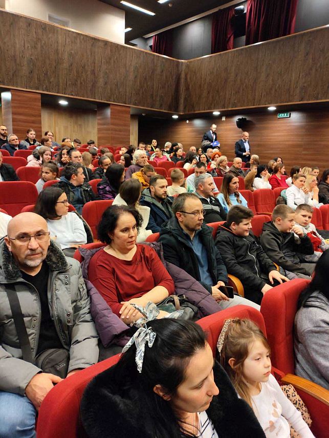 БРАТУНАЦ, 12. ФЕБРУАРА /СРНА/- Четврте вечери десетих "Дана руског филма" у Братунцу је приказано дјело научног карактера "Светлост".