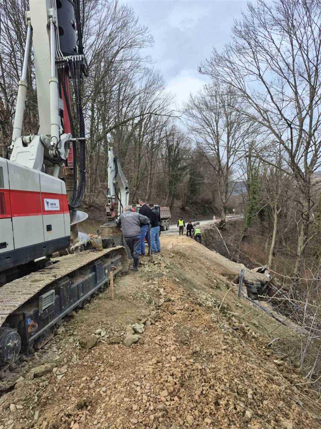БАЊАЛУКА, 13. ФЕБРУАРА /СРНА/ - Активно се ради на санацији клизишта у бањалучком мјесту Љубачево, на дионици регионалног пута Карановац-Митровићи, речено је Срни из предузећа "Путеви Републике Српске".