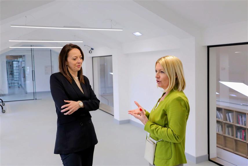 САРАЈЕВО, 13. ФЕБРУАРА /СРНА/ - Савјет министара одбрио је 250.000 КМ за представљање БиХ на Венецијанском бијеналу савремене умјетности ове године.Министар цивилних послова у Савјету министара Дубравка Бошњак са Комесаром поставке Саритом Вујковић.