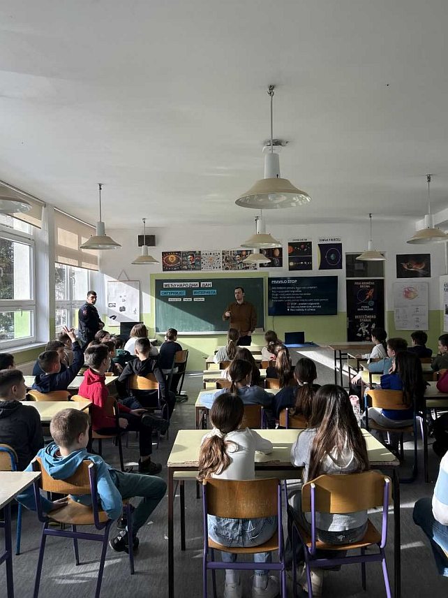 ГРАДИШКА, 13. ФЕБРУАРА /СРНА/ - Ученицима петог разреда Основне школе "Данило Борковић" у Градишци данас су припадници полиције указали на значај како да препознају опасности на интернету када непознате особе траже личне информације или фотографије.