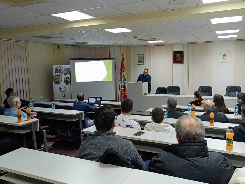 СРБАЦ, 13. ФЕБРУАРА /СРНА/ - Пластеничка производња привлачи све већи број пољопривредника јер омогућава контролисаније услове рада и сигурније приносе, констатовано је на стручном предавању у Српцу.