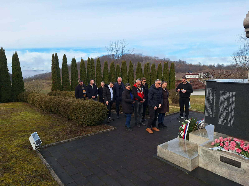 КРУПА НА УНИ, 13. ФЕБРУАРА /СРНА/ - У Доњем Дубовику, административном центру општине Крупа на Уни, положени су вијенци код спомен-обиљежја погинулим борцима 11. крупске лаке пјешадијске бригаде и одата је почаст свим српским јунацима.