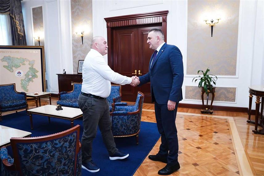 БАЊАЛУКА, 13. ФЕБРУАРА /СРНА/ - Предсједник Владе Републике Српске Саво Минић на састанку са предсједником Карате савеза Републике Српске Драгишом Јовановићем.