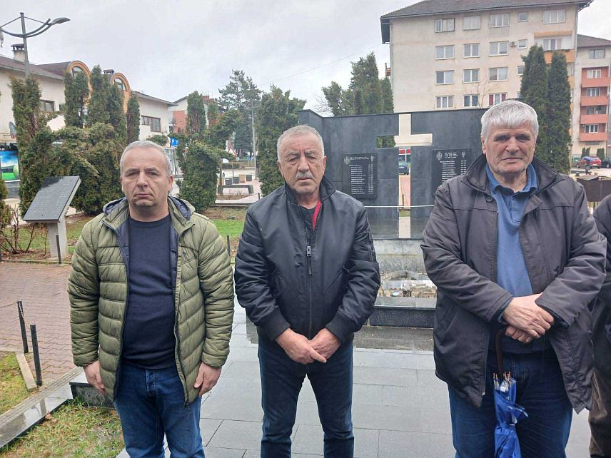 ШИПОВО, 13. ФЕБРУАРА /СРНА/ - Код централног спомен-обиљежја у Шипову положено је цвијеће за 101 погинулог борца поводом Дана бораца.