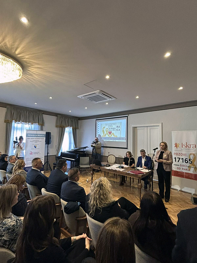 БАЊАЛУКА, 13. ФЕБРУАРА /СРНА/ - У Бањалуци је данас одржана академија "За мала храбра срца" поводом Међународног дана дјеце обољеле од малигних болести, којој је присуствовао и предсједник Владе Републике Српске Саво Минић.