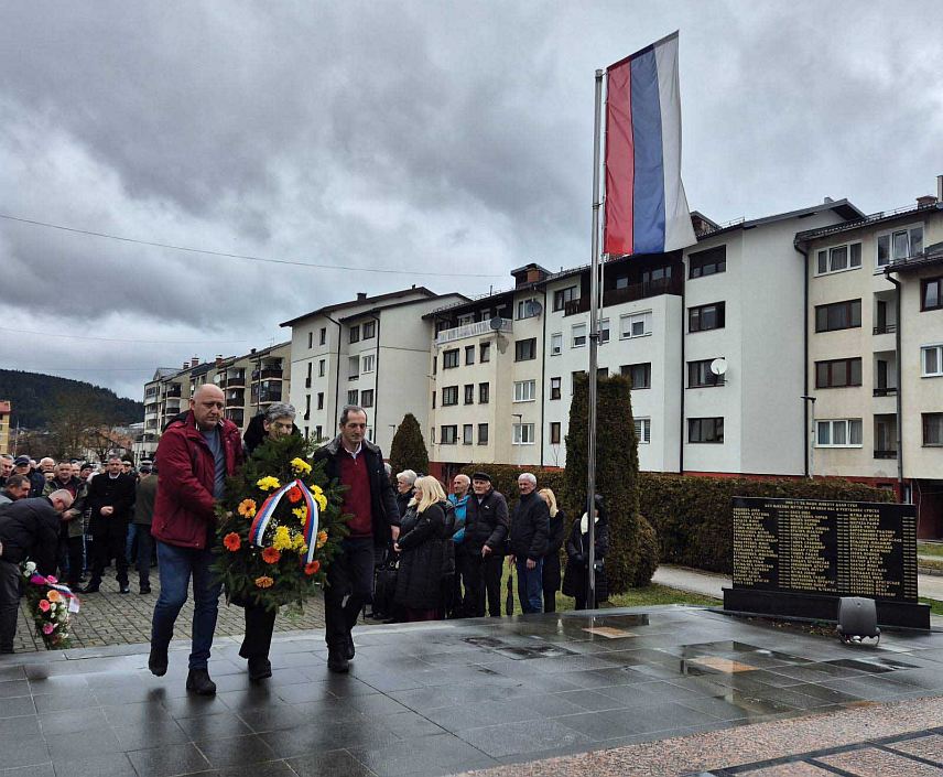 ПАЛЕ, 13. ФЕБРУАРА /СРНА/ - Полагање вијенаца на Централном спомен-обиљежју на Палама поводом Дана бораца Одбрамбено-отаџбинског рата и сјећања на Први српски устанак.