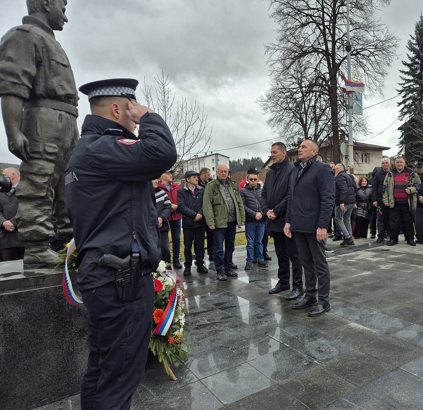 ПАЛЕ, 13. ФЕБРУАРА/СРНА/ - Чланови Удружења бораца "Бели вукови" данас су на Палама прославили крсну славу ове специјалне јединице Војске Републике Српске /ВРС/ – Светог мученика Трифуна, чувајући успомене на команданта ове специјалне јединице Срђана Кнежевића, али и све њене припаднике који су дали живот за Српску.