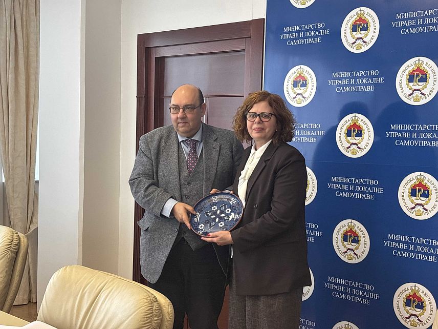 БАЊАЛУКА, 13. ФЕБРУАРА /СРНА/ - Министар управе и локалне самоуправе Републике Српске Сенка Јујић угостила је данас у Бањалуци градоначелника Западног Лезбоса Tак­си­јархисa Веросa, те подржала братимљење тог града са општином Брод, као и међусобну сарадњу локалних заједница.