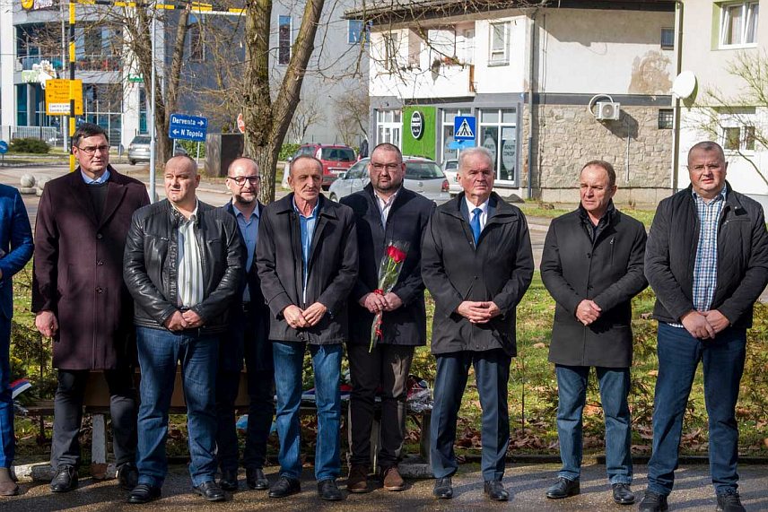 СРБАЦ, 13. ФЕБРУАРА /СРНА/ - У Српцу је данас обиљежен Дан бораца, тим поводом положени су вијенци код Централног спомен-обиљежја, те истакнута важност јединства и бриге о борачким категоријама.