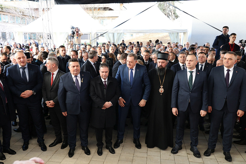 БАЊАЛУКА, 13. ФЕБРУАРА /СРНА/ - Свечаности поводом отварања новоизграђеног објекта за онкологију и хематологију са палијативном његом УКЦ-а Републике Српске присуствују в. д. предсједника Републике Српске Ана Тришић Бабић, предсједник Народне скупштине Републике Српске Ненад Стевандић, премијер Саво Минић, предсједник СНСД-а Милорад Додик, министар здравља и социјалне заштите Ален Шеранић.../фото - Борислав Здриња/