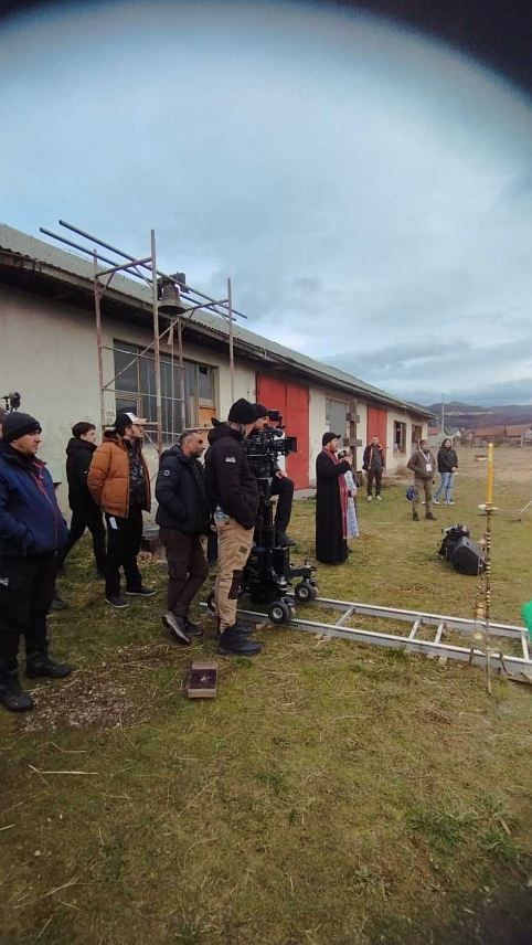 ИСТОЧНО САРАЈЕВО, 13. ФЕБРУАРА /СРНА/ - Антиратна драма "Линија" која се снима на подручју Сарајевској-романијске регије велика је прича о човјекољубљу, изјавио је Срни глумац Александар Лазић, главни протагониста овог филма о херојском дјелу ратног хирурга доктора Миодрага Лазића.