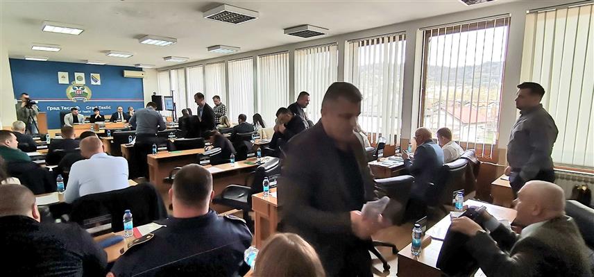ТЕСЛИЋ, 13. ФЕБРУАРА /СРНА/ - Одборници опозиције окупљени око теслићког СНСД-а напустили су сједницу Скупштине града незадовољни што њихови амандмани нису уврштени у дневни ред.