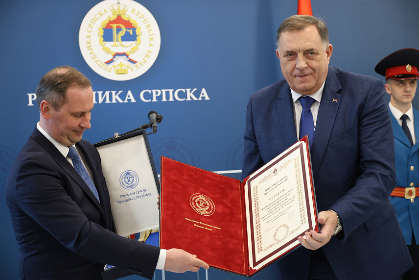 БАЊАЛУКА, 13. ФЕБРУАРА /СРНА/ - Орден заставе Републике Српске са златним вијенцем уручен је данас у Бањалуци Државној буџетској здравственој установи Санктпетербуршки клинички научно-практични центар специјализованих врста медицинске помоћи "Н.П. Напалков". Овај орден руској здравственој установи додијелио је поводом Видовдана - 28. јуна прошле године предсједник Милорад Додик. /Фото - Борислав Здриња/