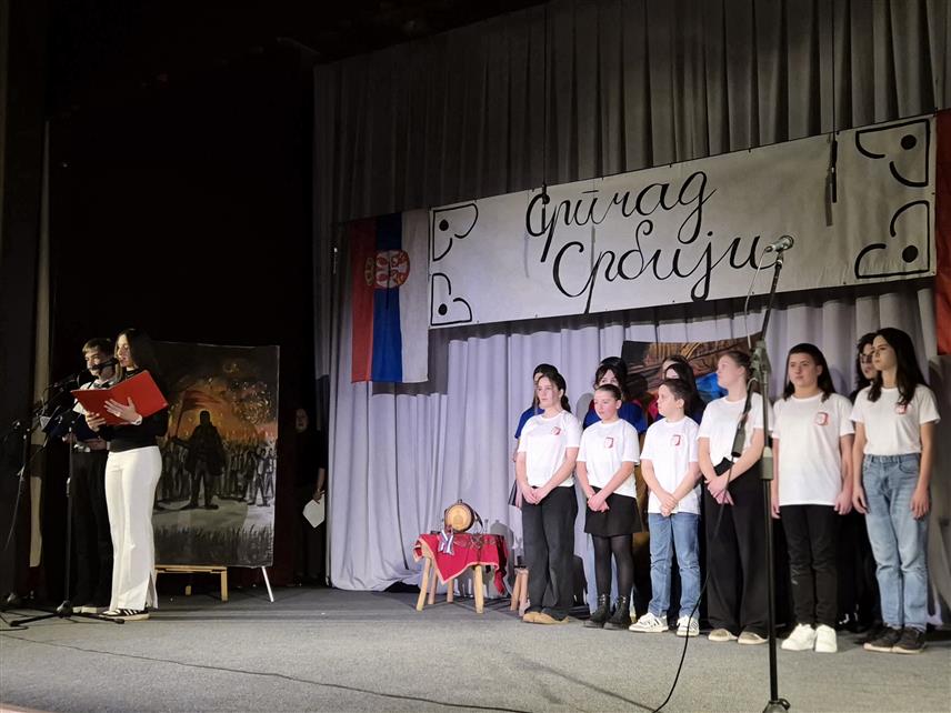 ПАЛЕ, 13. ФЕБРУАРА /СРНА/ - На Палама је вечерас одржана манифестација "Српчад Србији" у част обиљежавања великог православног празника Сретења Господњег и Дана државности Републике Србије и Дана државности Републике Српске на којој је изведен богат културни програм.