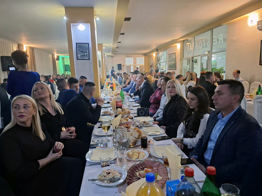 ВИШЕГРАД, 13. ФЕБРУАРА /СРНА/ – Нове инвестиције у намјенску индустрију у Вишеграду најављене су на привредном сусрету који је одржан у овом граду и гдје се окупило више од 200 привредника.