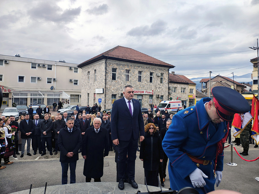 ВИШЕГРАД, 14. ФЕБРУАРА /СРНА/ - Код централног споменика на Тргу палих бораца у Вишеграду положени су вијенци у оквиру обиљежавања Дана државности Републике Српске и Србије - Сретења, Дана бораца и Првог српског устанка.