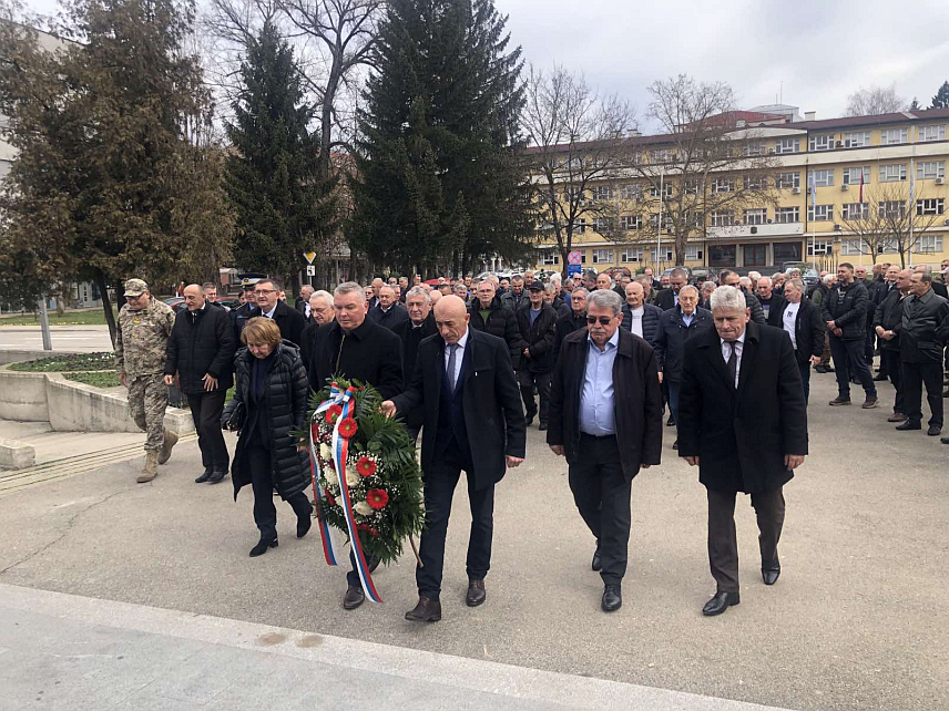 ПРИЈЕДОР, 14. ФЕБРУАРА /СРНА/ - На споменик "За крст часни", посвећен борцима погинулим у Одбрамбено-отаџбинском рату, у Приједору положени су вијенци поводом обиљежавања Дана бораца Републике Српске
