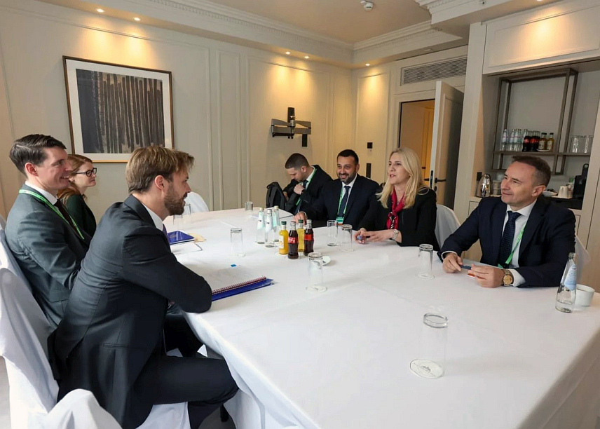 МИНХЕН, 14. ФЕБРУАРА /СРНА/ - Српски члан Предсједништва БиХ Жељка Цвијановић састала се у Минхену са шефом Бироа за Европу и Евроазију у америчком Стејт департменту Бренданом Ханраханом којег је информисала о тренутној политичкој ситуацији и изазовима у БиХ.