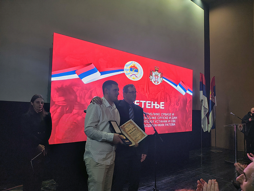 ВИШЕГРАД, 14. ФЕБРУАРА /СРНА/ - Предсједник Предсједништва Борачке организације Републике Српске /БОРС/ Милован Гагић уручио је данас златне значке Фондацији "Делије" и Тамари Грујић за помоћ Србима у свим српским земљама.