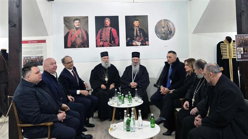 ОРАШАЦ, 15. ФЕБРУАРА /СРНА/ - Предсједник Владе Републике Српске Саво Минић разговарао је данас у Орашцу са премијером Србије Ђуром Мацутом и Његовим високопреосвештенством митрополитом Јованом о значају Сретења, али и одговорности коју носе да би достојанствено обиљежили овај дан.