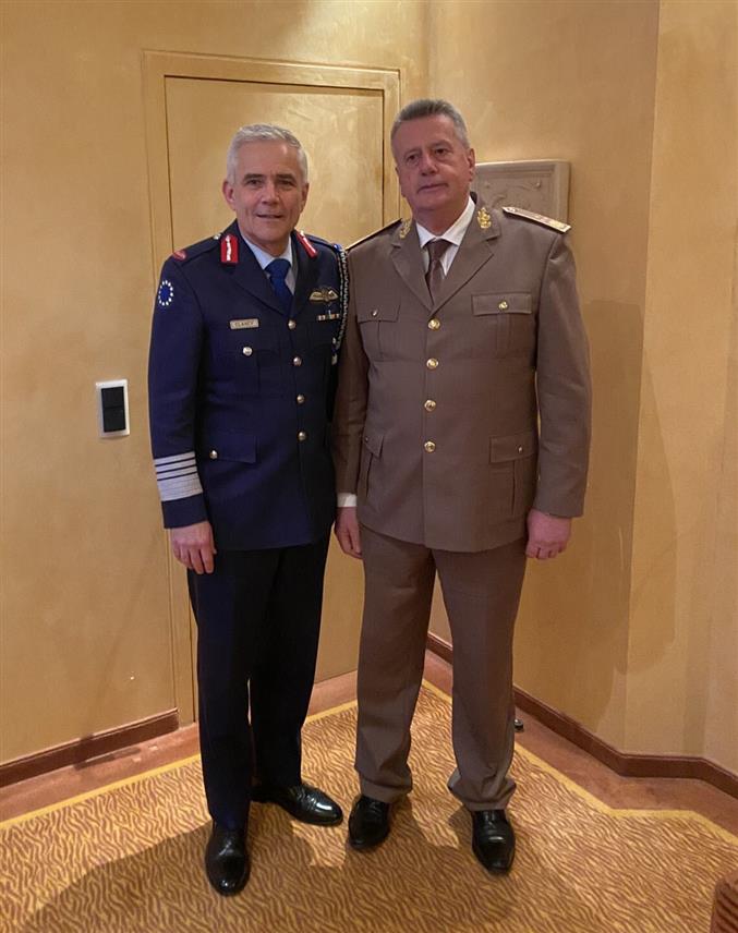 САРАЈЕВО/МИНХЕН, 15. ФЕБРУАРА /СРНА/ - Делегација Оружаних снага БиХ, коју предводи начелник Заједничког штаба Гојко Кнежевић, одржала је на Минхенској безбједоносној конференцији низ састанака на којима је разговарано о модалитетима побољшања сарадње, те војно-безбједносној ситуацији у БиХ и региону.