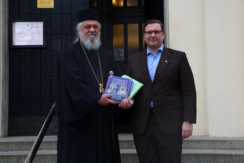 БЕОГРАД, 15. ФЕБРУАРА /СРНА/ - Директор Управе за сарадњу с дијаспором и Србима у региону у Влади Србије Владимир Кокановић, посјетио је Митрополију Загребачко-љубљанску и том приликом уручио књиге намјењене српској дјеци у Хрватској.
