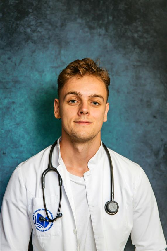 СРБАЦ, 15. ФЕБРУАРА /СРНА/ - Српчанин Немања Куваља, апсолвент Медицинског факултета у Фочи са просјеком оцјена 9,17, прави је примјер да се труд увијек вреднује и да љубав према науци надјачава све потешкоће.