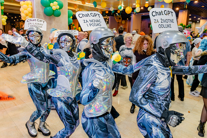 ХЕРЦЕГ НОВИ, 15. ФЕБРУАРА /СРНА/ - На маскенбалу у Игалу у оквиру "Празника мимозе" представљено је више од 200 маски, а за најбоље су, по мишљењу публике, проглашене "Чет џи пи ти" у категорији групних и "Ко ће гледат ове јаде" у категорији појединачних.
