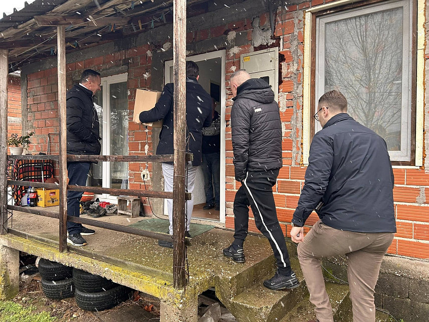 БИЈЕЉИНА, 16. ФЕБРУАРА /СРНА/ - Бојан Савић, син ратног хероја Љубише Савића Маузера, посјетио је борце Гарде "Пантери" који живе у тешким условима и уручио им пакете хране и потрепштина.