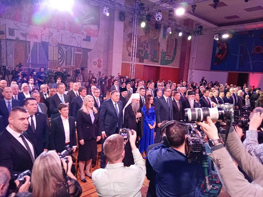 БЕОГРАД, 16. ФЕБРУАРА /СРНА/ - Свечаности поводом Сретења - Дана државности Србије у Палати Србија присуствују, српски члан Предсједништва БиХ Жељка Цвијановић, предсједник Народне скупштине Републике Српске Ненад Стевандић, предсједник СНСД Милорад Додик, министар правде Српске Горан Селак, те Његова светост патријарх српски Порфирије, као и званичници Србије.