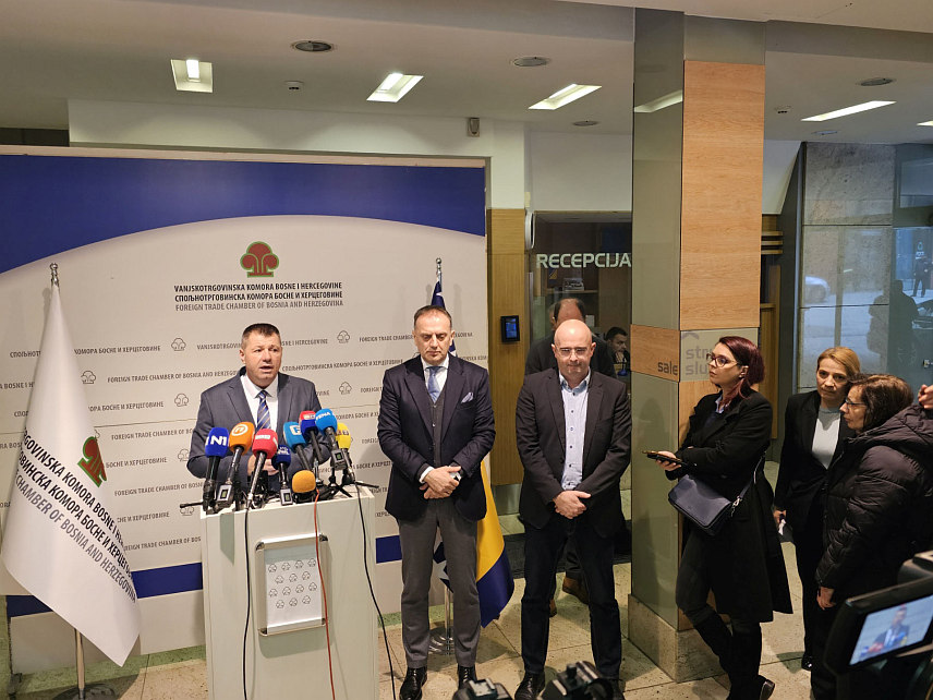 САРАЈЕВО, 16. ФЕБРУАРА /СРНА/ - Предсједник Привредне коморе Републике Српске Горан Рачић, предсједник Уније послодаваца Републике Српске Зоран Шкребић, представник Конзорцијума "Логистика" Зијад Шарић и предсједник Спољнотрговинске коморе БиХ Ахмет Егрлић на конференцији за новинаре након састанка.