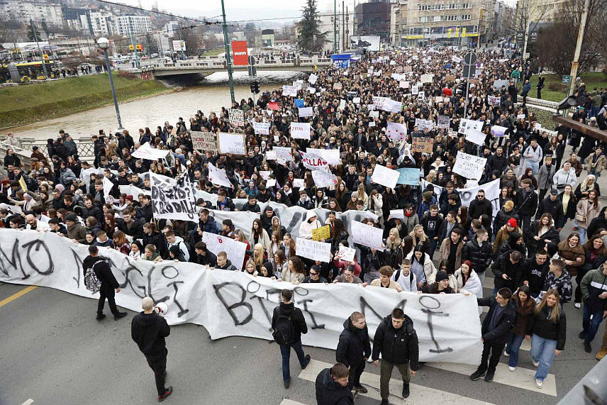 САРАЈЕВО, 16. ФЕБРУАРА /СРНА/ - Бројни грађана Сарајева завршили су данашње протесте пред Земаљским музејом, на мјесту трамвајске несреће у којој је погинуо младић из Брчког.