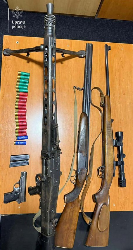 ПОДГОРИЦА, 17. ФЕБРУАРА /СРНА/ - Црногорска полиција ухапсила је мушкарца чији су иницијали В.Ж. /69/ због сумње да је извршио насиље у породици, а приликом претреса код њега су пронађени оружје и муниција на подручју Никшића и Шавника.