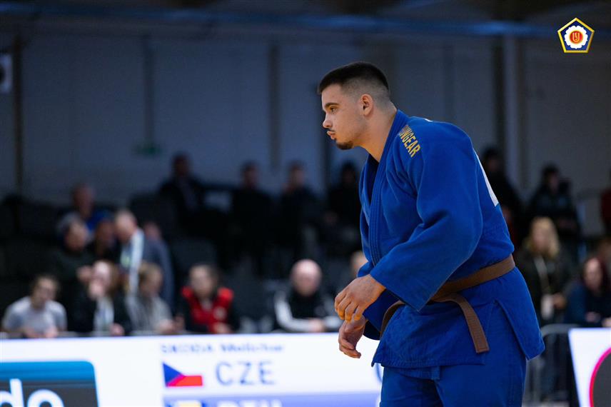 ИСТОЧНО САРАЈЕВО, 17. ФЕБРУАРА /СРНА/ - Никола Лубура из Џудо клуба "Фамос" освојио је сребрну медаљу на Европском купу за кадете у словачком Шаморину, а наступ је оцијенио веома успјешним јер му ова, али и претходне медаље на европским куповима тренутно доносе шесто мјесто на свјетској ранг-листи.