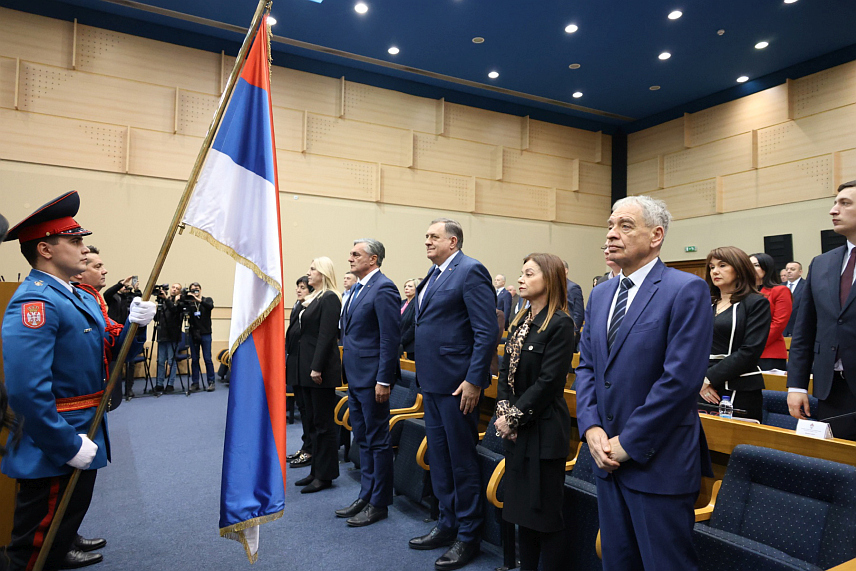 БАЊАЛУКА, 17. ФЕБРУАРА /СРНА/ - Нови предсједник Републике Српске Синиша Каран данас је положио свечану заклетву у Народној скупштини. /Фото - Борислав Здриња/