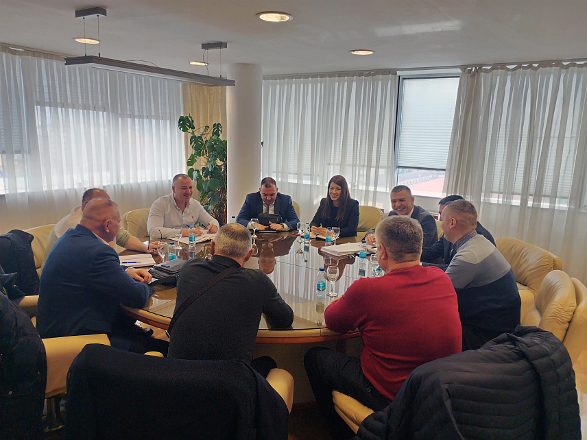 БАЊАЛУКА, 17. ФЕБРУАРА /СРНА/ - Министар пољопривреде, шумарства и водопривреде Републике Српске Анђелкa Kузмић одржала је данас у Бањалуци радно-консултативни састанак са представницима републичког и регионалног удружења свињогојаца.