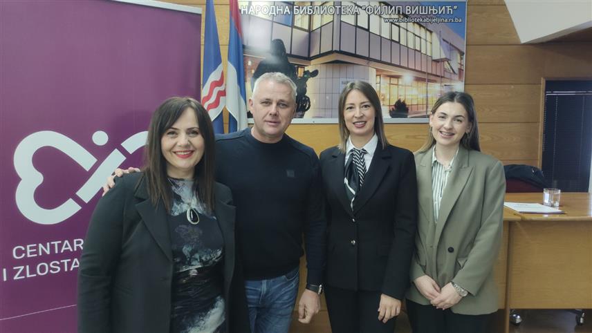 БИЈЕЉИНА, 17. ФЕБРУАРА /СРНА/ - Предавање за родитеље, наставнике и стручне раднике поводом Међународног дана сигурнијег интернета одржао је вечерас у Бијељини Игор Јурић из Центра за сигурнији интернет Србије.