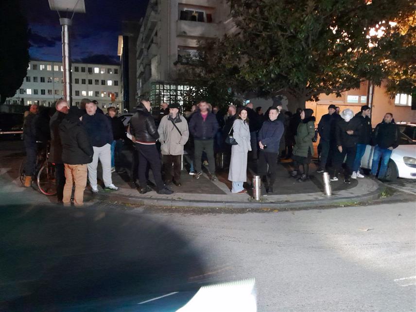 ПОДГОРИЦА, 17. ФЕБРУАРА /СРНА/ - Странка Уједињена Црна Гора организовала је вечерас испред зграде Вишег суда у Подгорици скуп подршке некадашњем министру просвјете, науке, културе и спорта Црне Горе Весни Братић, која је ухапшена због сумње да је злоупотријебила положај.