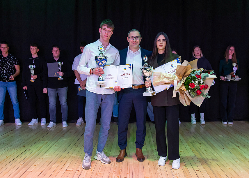 ПРЊАВОР, 17. ФЕБРУАРА /СРНА/ - Таеквондоисткиња Ана Југовић и атлетичар Кристијан Марић вечерас су проглашени за најбоље спортисте града Прњавора за прошлу годину.