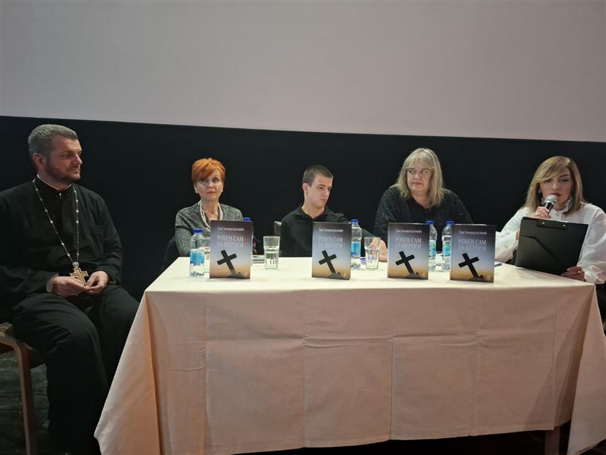 ВИШЕГРАД, 17. ФЕБРУАРА /СРНА/ - У Андрићграду промовисана је књига "Рођен сам да вјерујем" аутора Урош Јоксимовић из Берана, која свједочи о духовности, снази воље и побједи вјере над животним искушењима.