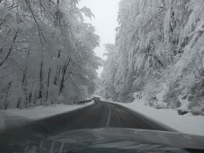 ЗВОРНИК, 17. ФЕБРУАРА /СРНА/ - Сви магистрални и регионални путеви на подручју регије Бирач су проходни, али се због снијега саобраћај отежано одвија, посебно на планинским превојима Хан Поглед изнад Власенице, Црни врх код Зворника и Каштељ код Шековића.