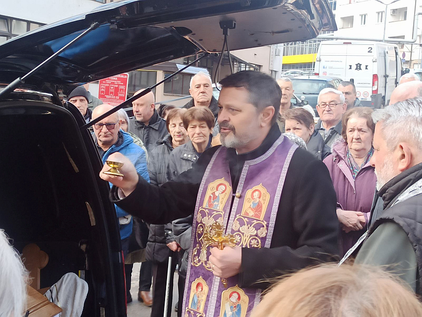 ЗВОРНИК, 18. ФЕБРУАРА /СРНА/ - Саборци, пријатељи, родбина и Зворничани опростили су се данас испред зворничке Болнице од бившег официра Војске Републике Српске и некадашњег команданта Шестог батаљона Зворничке бригаде Остоје Станишића који ће данас бити сахрањен у Дражевићима код Фојнице.
